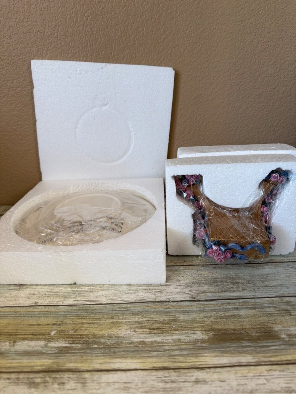 San Francisco Music Box Musical Carousel Plate with Stand in Box Nursery Decor - Picture 7 of 17